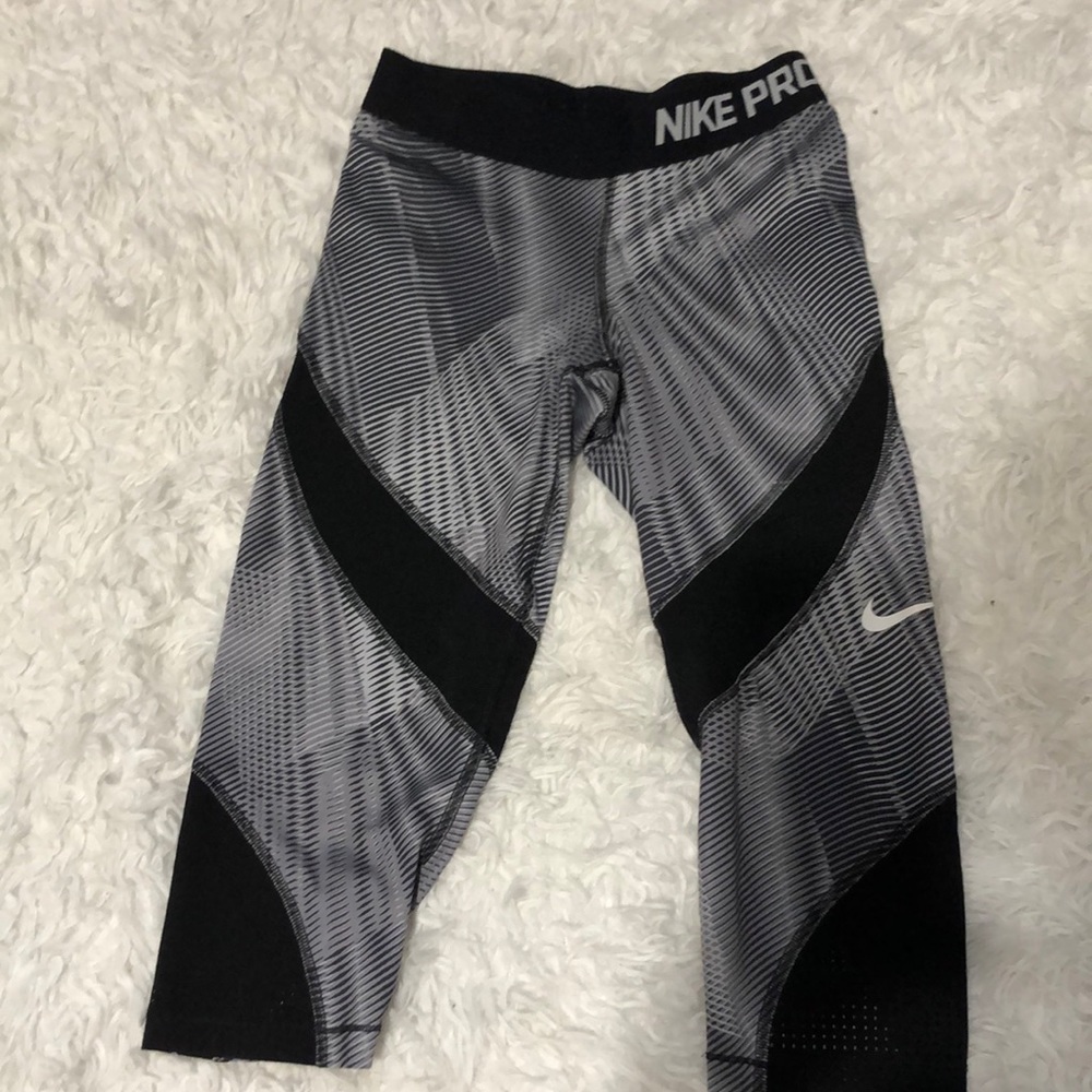 Nike pro crop tights stripes black/ white legging 56323 sz medium